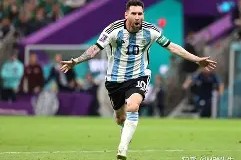 梅西连续入球队友携手取胜朝梦想前行()