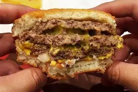 汉堡SV客场被击溃，降级形势堪忧()